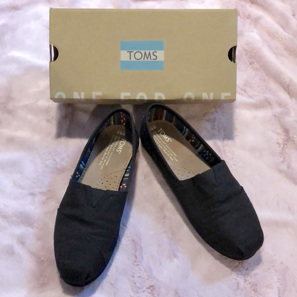 Black TOMS